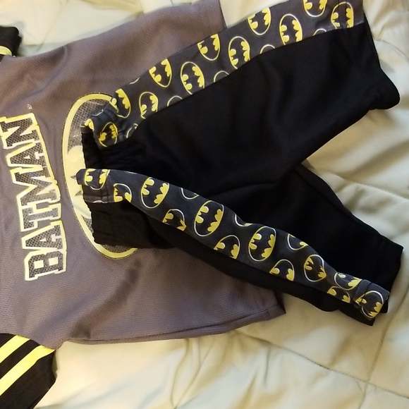 Boys 24m/2T  2 Batman outfits, and 1 superman outfit - Picture 7 of 16